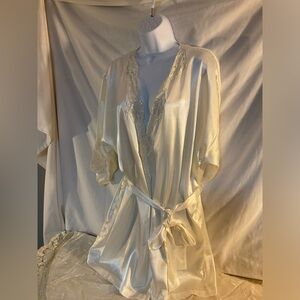 Victoria’s Secret ivory short robe dressing gown beaded sequined bridal one size